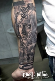 小臂华丽逼真的彩色时钟与女性肖像纹身图案