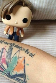 手臂水彩涂料翻开的书纹身图案