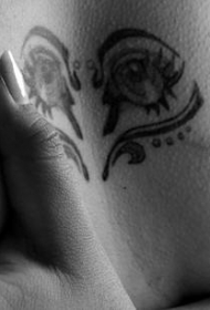 腹部灰色人眼中的心脏符号纹身图片