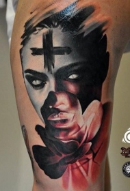现代风格的彩色恶魔女性肖像和十字架花朵纹身图案