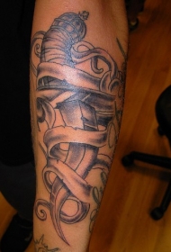 手臂锋利匕首纹身图案