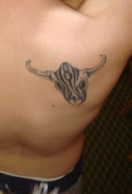 背部创意独特的公牛头部纹身图案