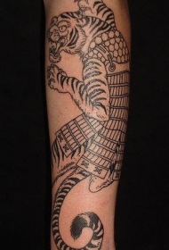 小臂老虎和盔甲黑色纹身图案
