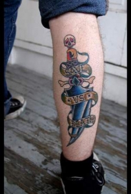 小腿匕首与英文字母纹身图案