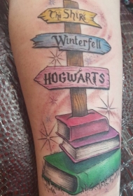 彩色卡通道路标志与书籍纹身图案