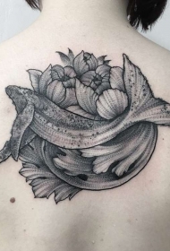 背部辉煌的黑色线条点刺鲸鱼与花卉纹身图案