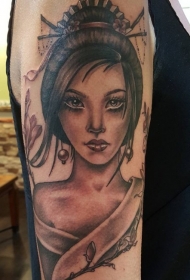 大臂美丽的亚洲女性与花朵纹身图案