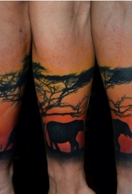 手臂尼斯彩色沙漠树与大象纹身图案