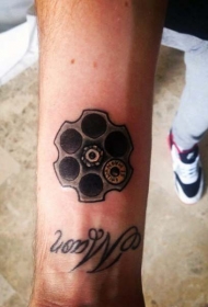 手臂黑灰手枪子弹和字母纹身图案