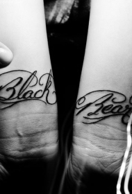 手腕内侧花体字母纹身图案