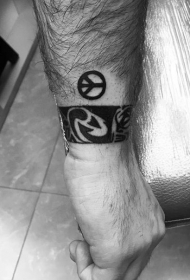 手腕黑色太平洋标志手环纹身图案
