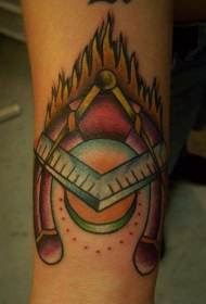 腿部彩色燃烧的 马蹄纹身图案