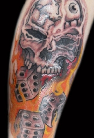 火焰中的骰子骷髅纹身图案