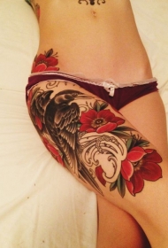 女生大腿鲜艳的花朵与乌鸦纹身图案