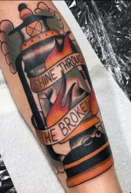 手臂老学校风格英文字母纹身