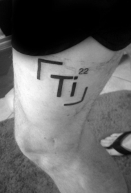 大腿简单的黑色化学元素纹身图案