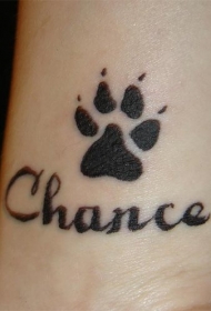 狗爪和英文字母纹身图案