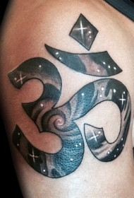 印度教为主题的彩色符号肩部纹身图案