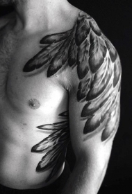 肩膀和背部黑白的翅膀羽毛纹身图案