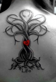 背部红色的心形和字母大树纹身图案