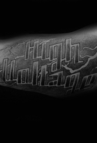 手臂灰色闪电与字母纹身图片