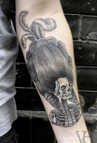 手臂黑灰雕刻风格的中世纪妇女骨架纹身