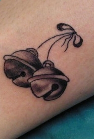 黑色铃铛纹身图案