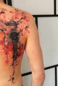 背部水彩风格的吉他泼墨纹身图案