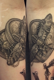 手臂黑灰飞蛾珠宝与心形盒子纹身图案