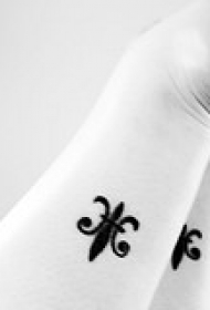 腿部黑色简约的鸢尾纹身图案