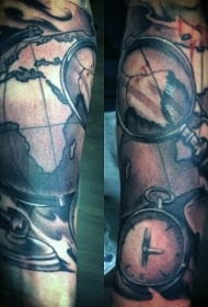 old school手臂指南针和放大镜地球仪纹身图案