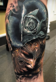 腿部彩色神秘女人玫瑰和面具纹身