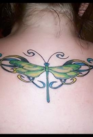 女生背部绿色蜻蜓与藤蔓纹身图案
