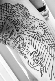 大腿和臀部黑色线条鹰纹身图案