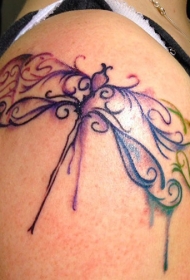 肩部水彩美丽的蜻蜓纹身图案