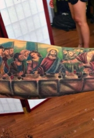 手臂非常逼真的彩色主的晚餐纹身图案