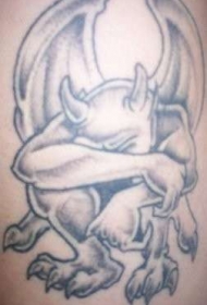 肩部悲伤难过的石像鬼纹身图案