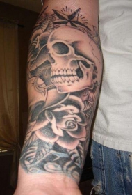 手臂棕色骷髅与玫瑰花纹身图案