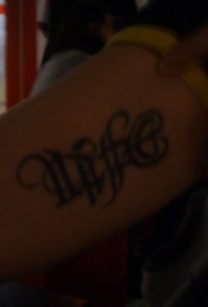 手臂黑色字符花体纹身图案