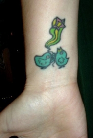 手腕彩色小鸟纹身图案