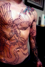 胸部黑色线条巨鹰斗蛇纹身图案