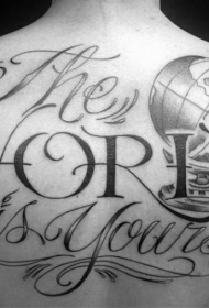 背部黑灰花体字母与地球仪纹身图案