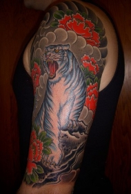 大臂彩绘雪虎亚洲风纹身图案