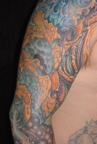 手臂上的彩色机械纹身图案