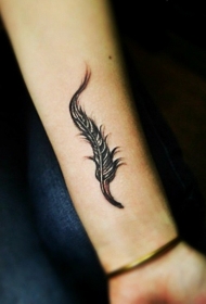 小臂灰色羽毛纹身图案