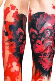 手臂彩色烟熏猴和红色盾牌纹身图案