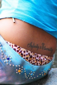 腰部一排英文字母纹身图案