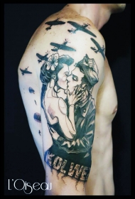 大臂old school接吻的情侣和飞机字母纹身图案