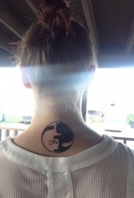 女生颈部卷曲的黑白阴阳八卦符号纹身图案