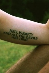 大臂内侧黑色英文句子纹身图案